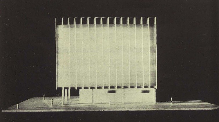 Maquete da sede da Panair do Brasil: bloco prismático sobre pilotis, com brises verticais na fachada